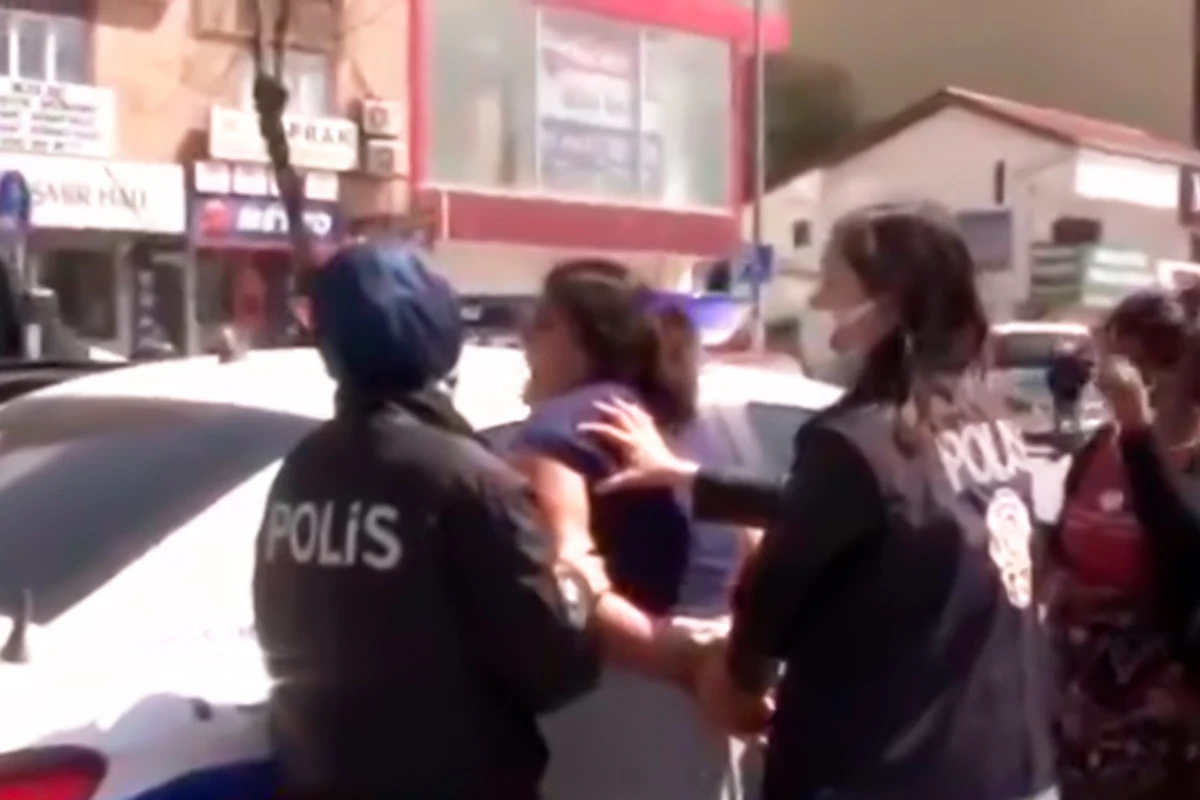 Oğru qadınlar polisə yaxalanmamaq üçün küçədə soyundular - Türkiyədə qəribə hadisə - VİDEO Oğru qadınlar polisə yaxalanmamaq üçün küçədə soyundular - Türkiyədə qəribə hadisə - VİDEO