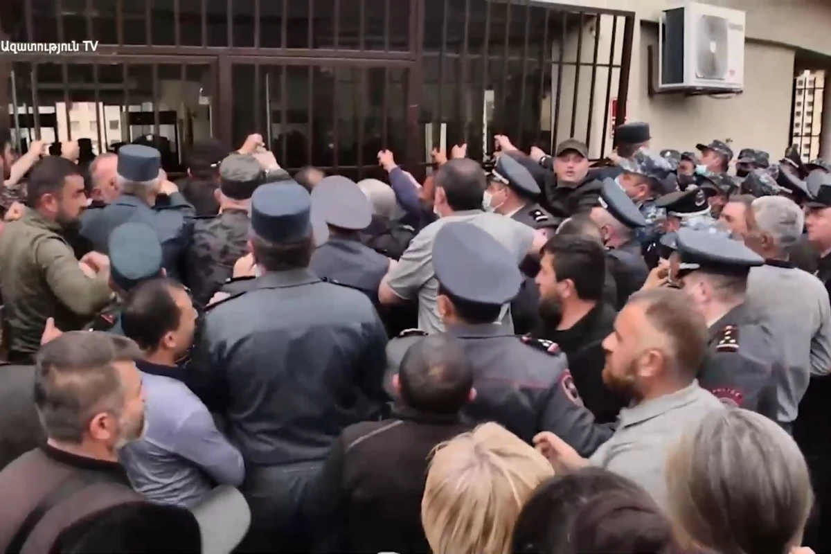 Армяне штурмуют здание министерства обороны - ВИДЕО