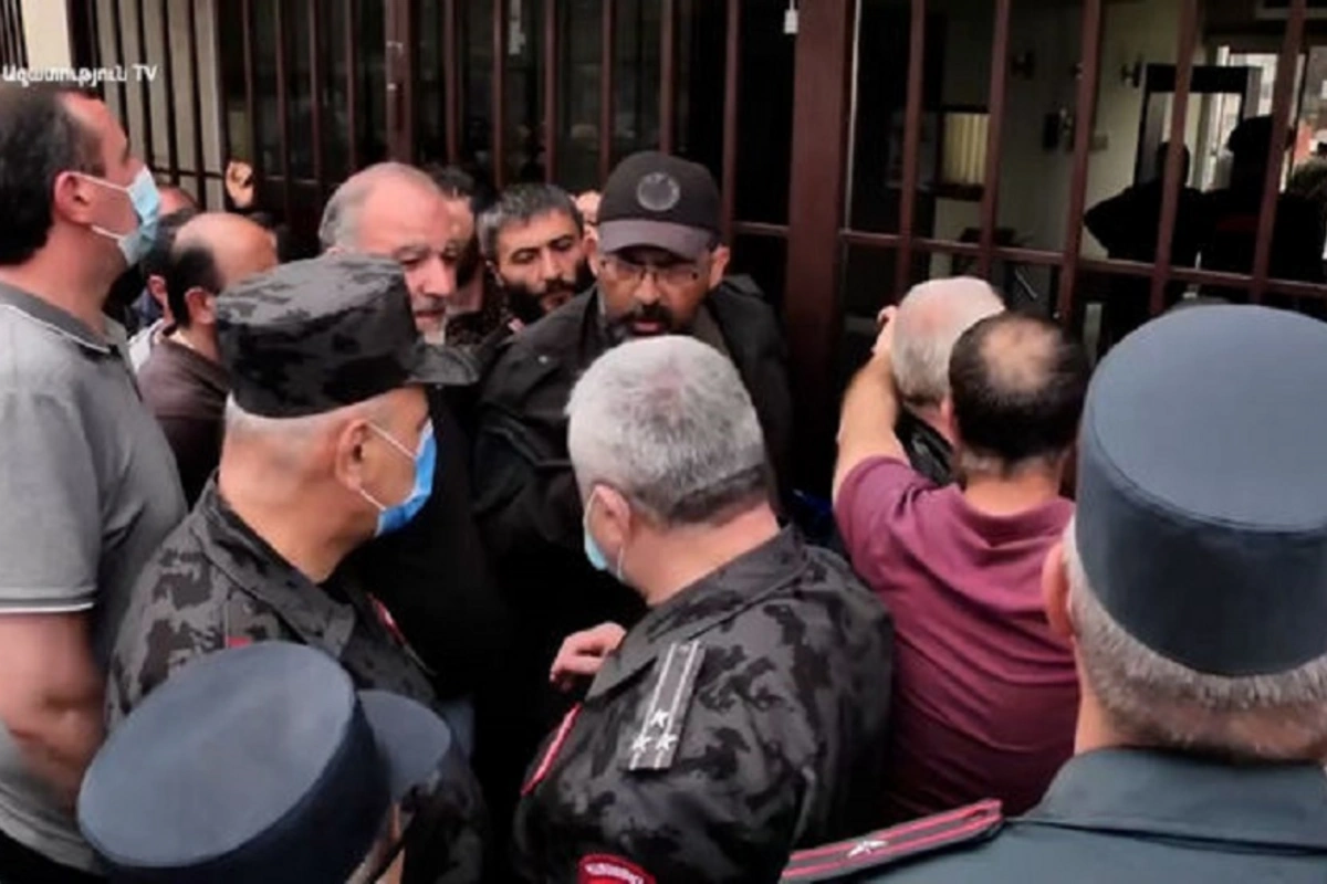 Ermənistanda qəzəbli kütlə Müdafiə Nazirliyinə hücum etdi - VİDEO