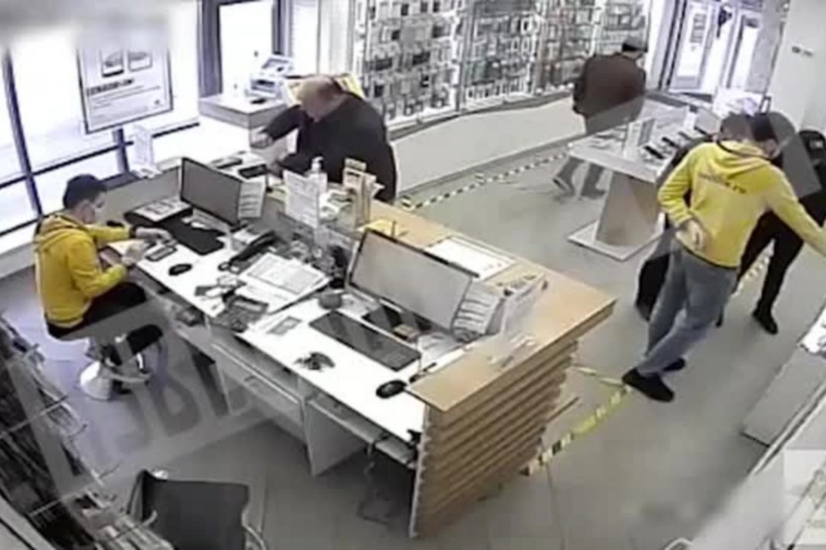 Мужчина на глазах продавцов украл телефон со стенда и попал на ВИДЕО