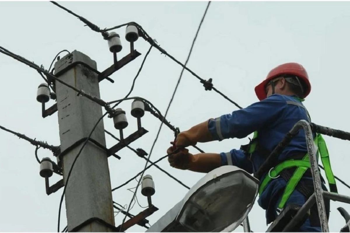 Azərişıq əməkdaşı elektrik dirəyindən yıxılaraq ölüb