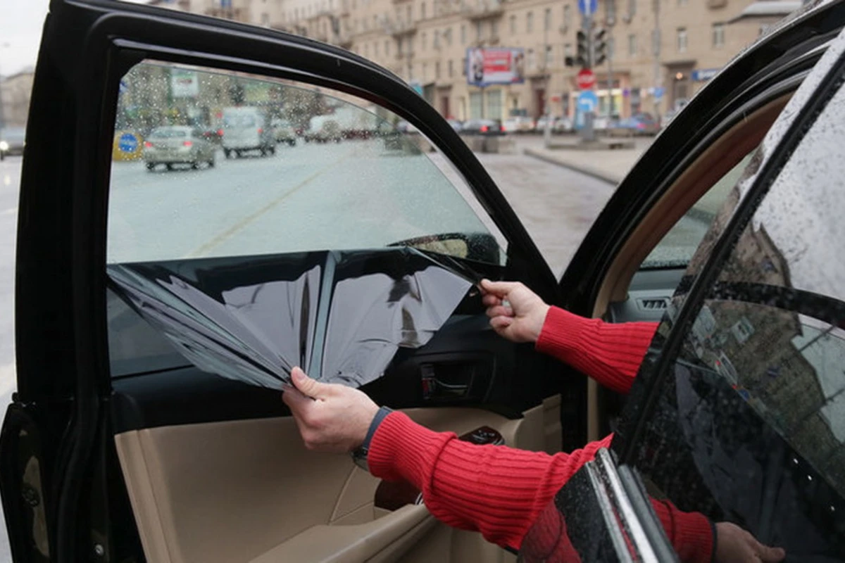 Введен запрет на цветную пленку в верхней части лобового стекла автомобилей