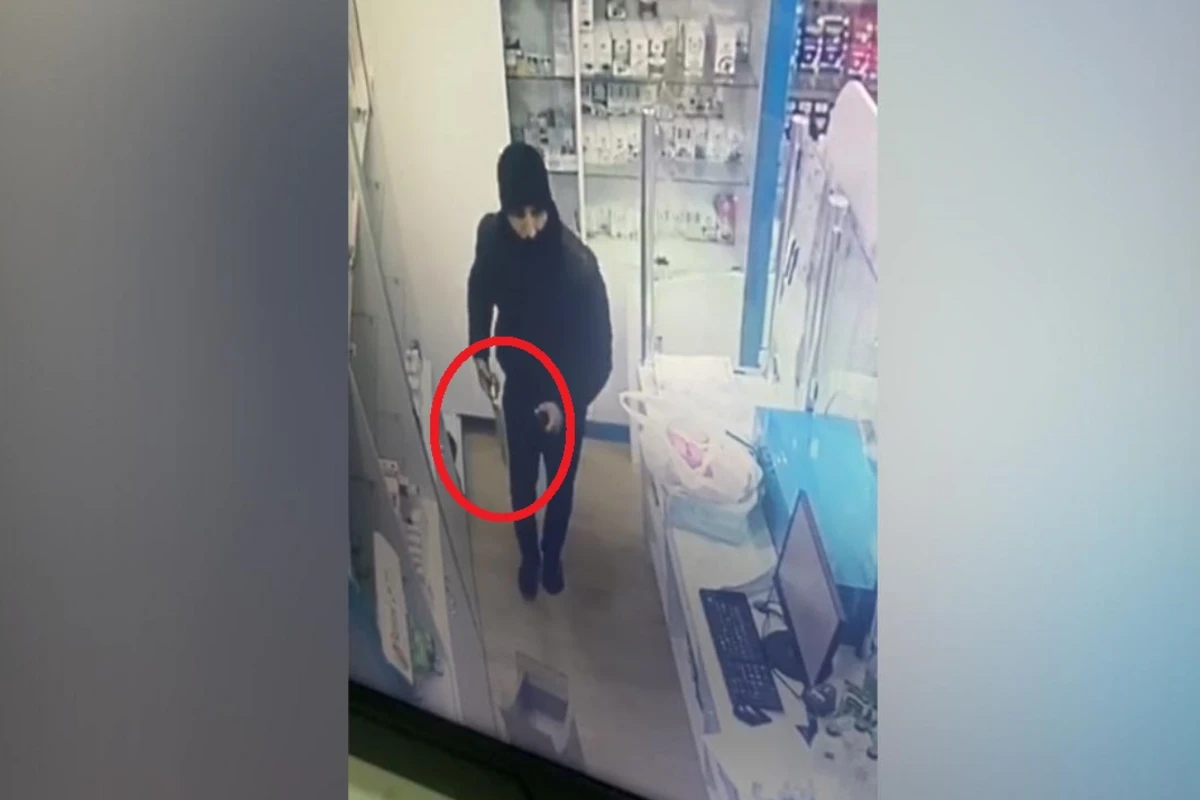 Bakıda aptekə basqın ANI - satıcı qadına bıçaq çıxardı - VİDEO