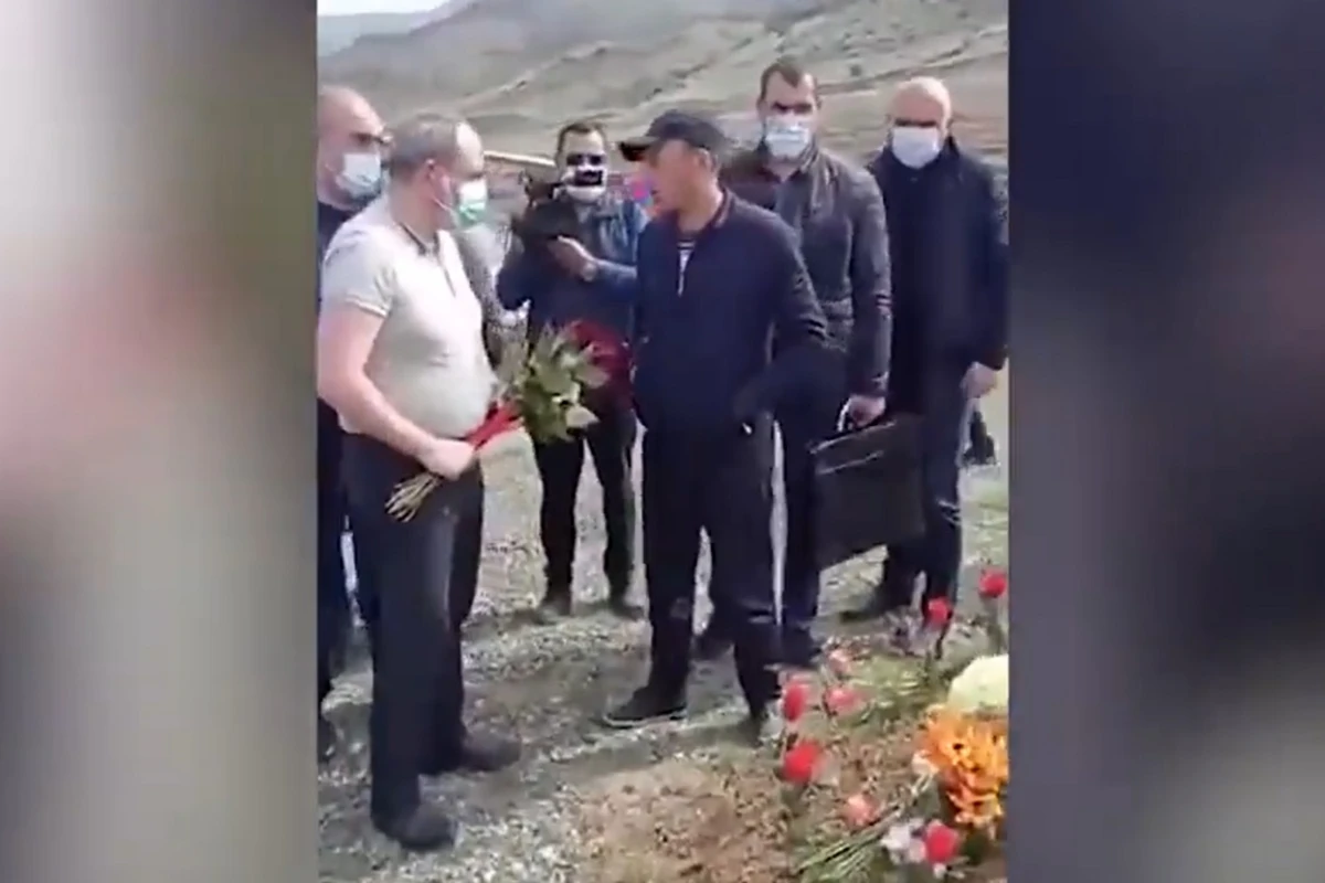 Əsgərin məzarına gül qoymaq istəyən Paşinyanı peşman etdilər - VİDEO Əsgərin məzarına gül qoymaq istəyən Paşinyanı peşman etdilər - VİDEO