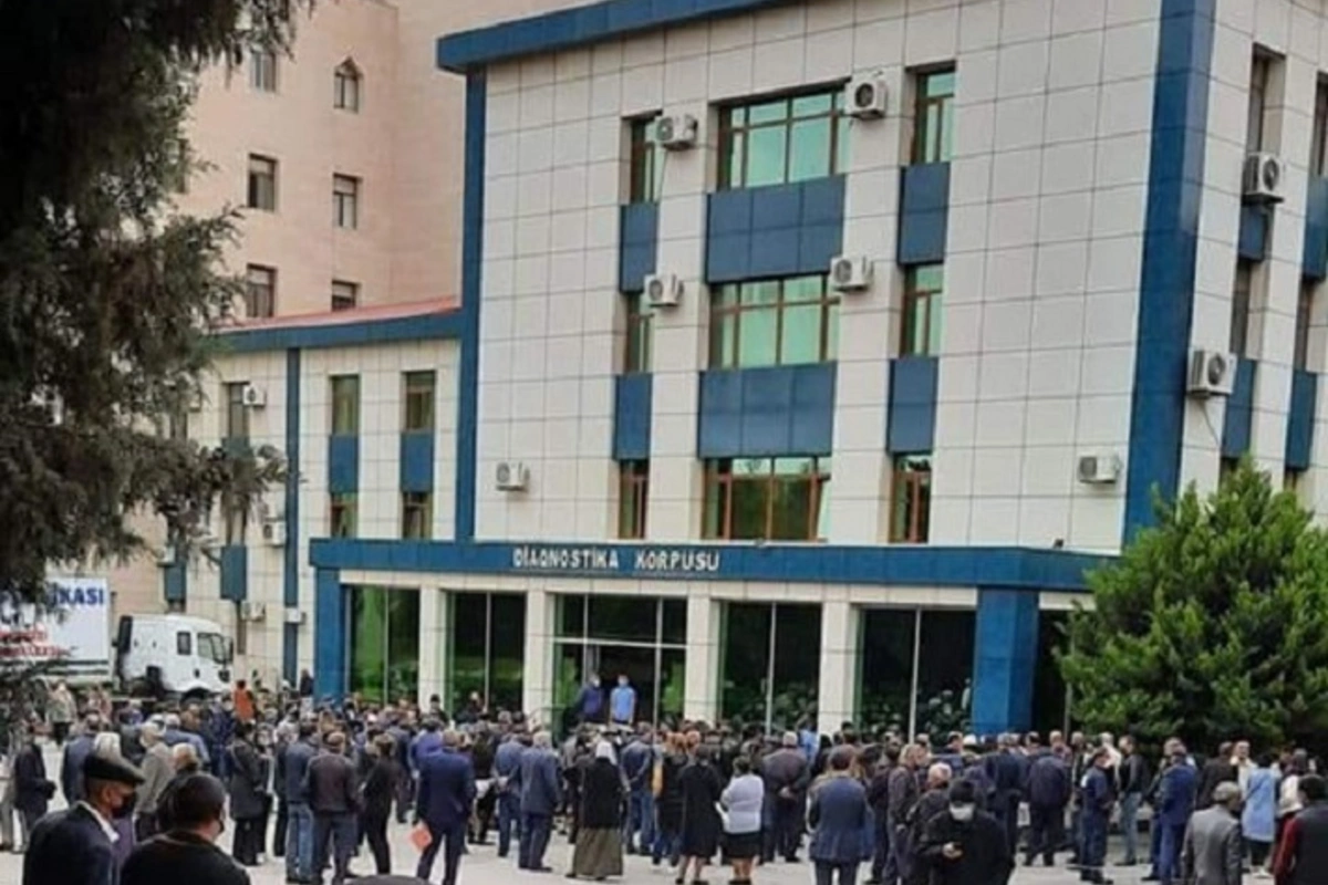 Baş həkimdən Milli Onkologiya Mərkəzinin qarşısındakı sıxlıqla bağlı AÇIQLAMA - FOTO