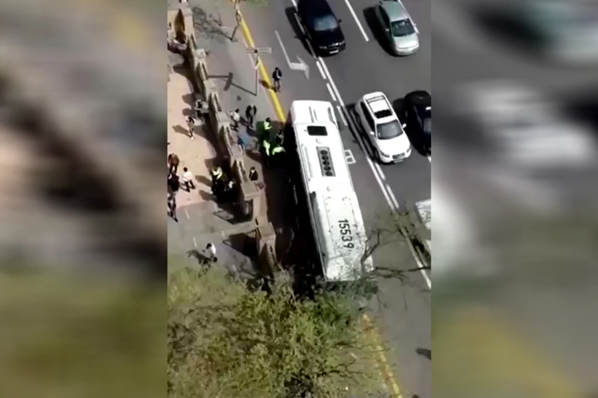 Автобус BakuBus врезался в дерево, есть раненые - ВИДЕО