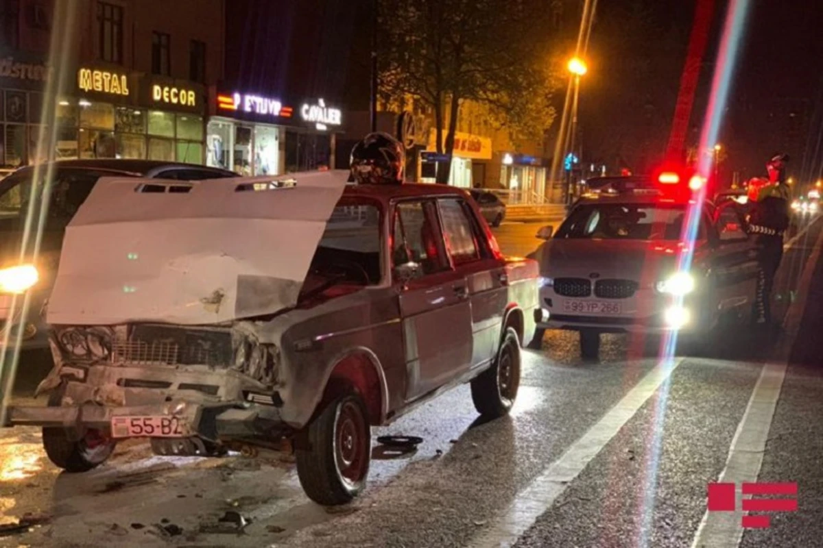 Bakıda qəza zamanı maşını yanan sürücünü döyüb xəstəxanalıq etdilər - VİDEO Bakıda qəza zamanı maşını yanan sürücünü döyüb xəstəxanalıq etdilər - VİDEO