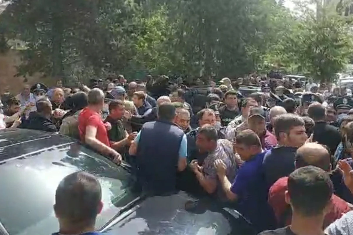 В Зангезуре армяне атаковали автомобиль Пашиняна - ВИДЕО