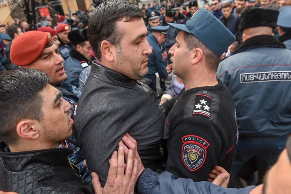 У здания Генпрокуратуры Армении начались стычки между полицией и митингующими
