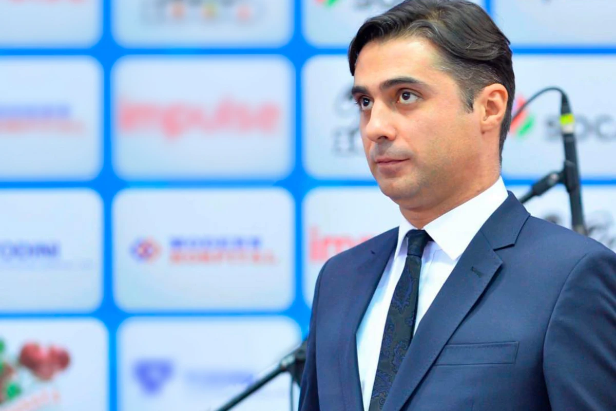 Koronavirusa yoluxan aparıcı Səhiyyə Nazirliyini tənqid etdi