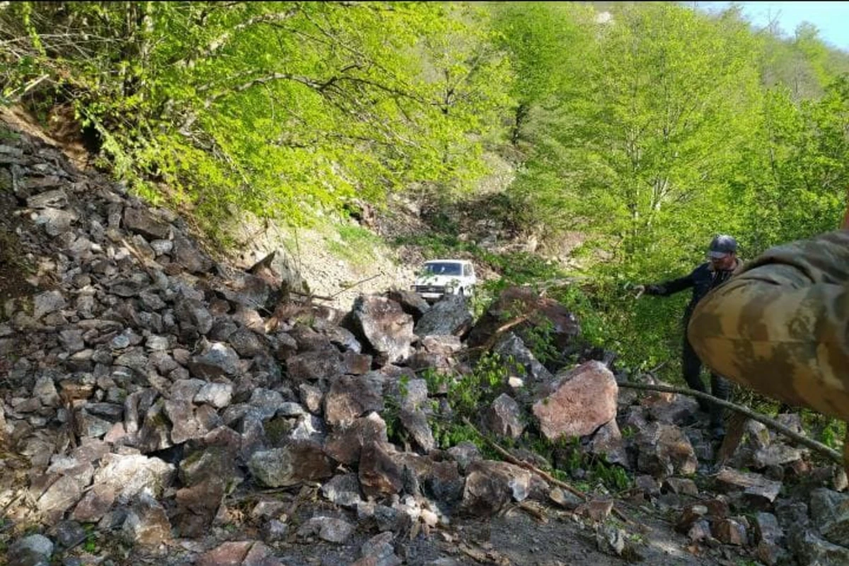 Azərbaycanda torpaq sürüşməsi baş verdi, bir kəndin yolu bağlandı - FOTO