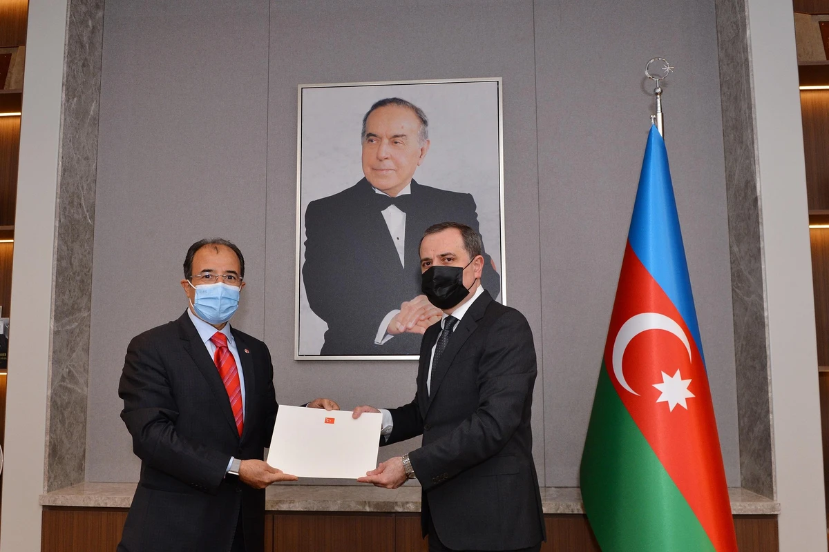 Ceyhun Bayramov Türkiyənin yeni səfirinin etimadnaməsinin surətini qəbul etdi Ceyhun Bayramov Türkiyənin yeni səfirinin etimadnaməsinin surətini qəbul etdi