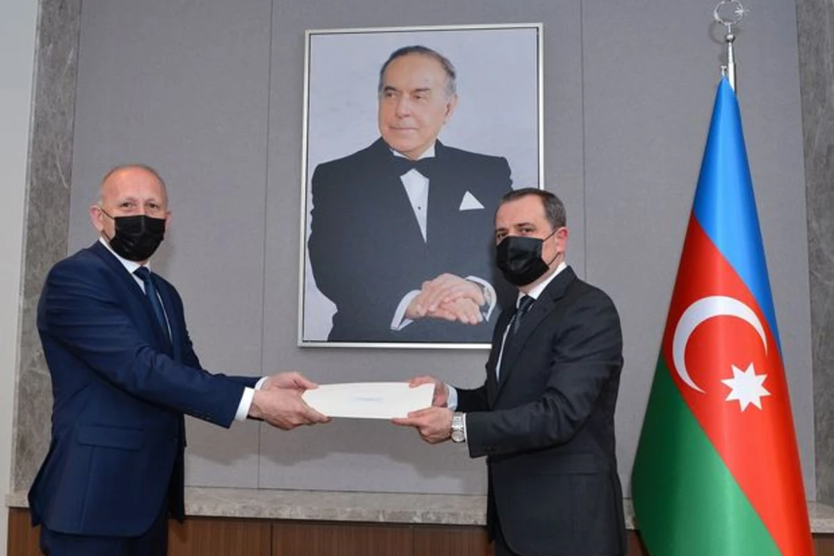 XİN başçısı Serbiyanın yeni səfirinin etimadnaməsinin surətini qəbul edib