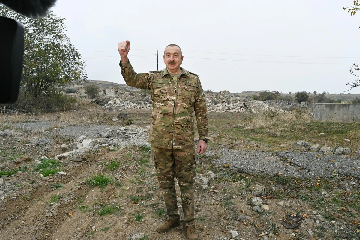 Ильхам Алиев перед обновленной надписью Добро пожаловать в Джебраил - ВИДЕО