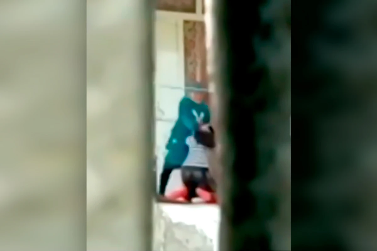 Azərbaycanda qayınananın gəlinini vəhşicəsinə döyməsinin görüntüsü yayıldı - VİDEO Azərbaycanda qayınananın gəlinini vəhşicəsinə döyməsinin görüntüsü yayıldı - VİDEO