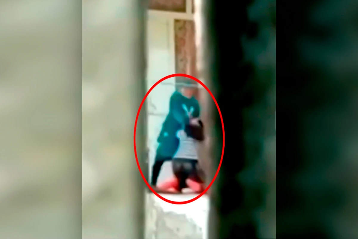 В Азербайджане свекровь жестоко избила беременную невестку - ВИДЕО В Азербайджане свекровь жестоко избила беременную невестку - ВИДЕО