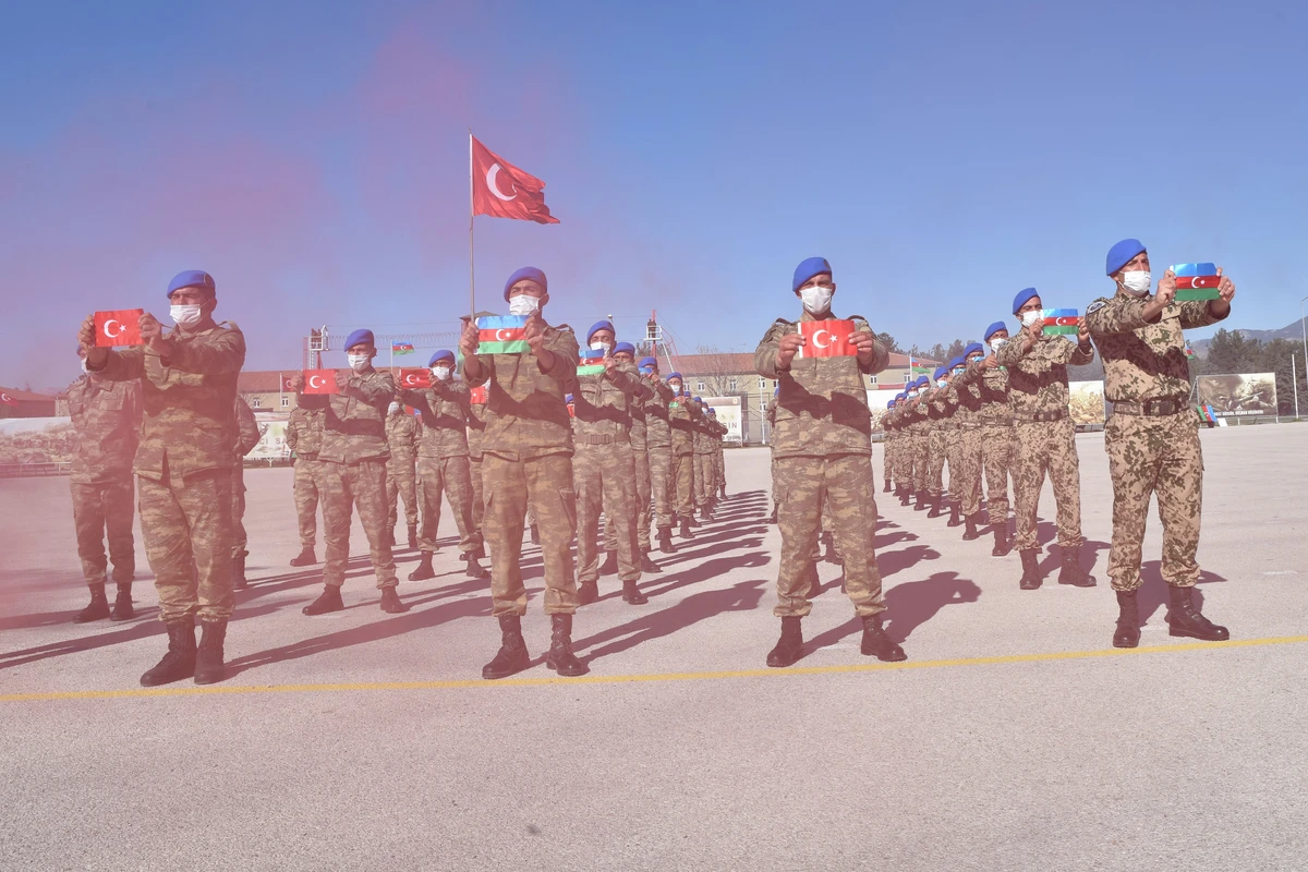 Azərbaycanlı hərbçilər Türkiyədə komanda kursunu uğurla başa vurub - FOTO Azərbaycanlı hərbçilər Türkiyədə komanda kursunu uğurla başa vurub - FOTO