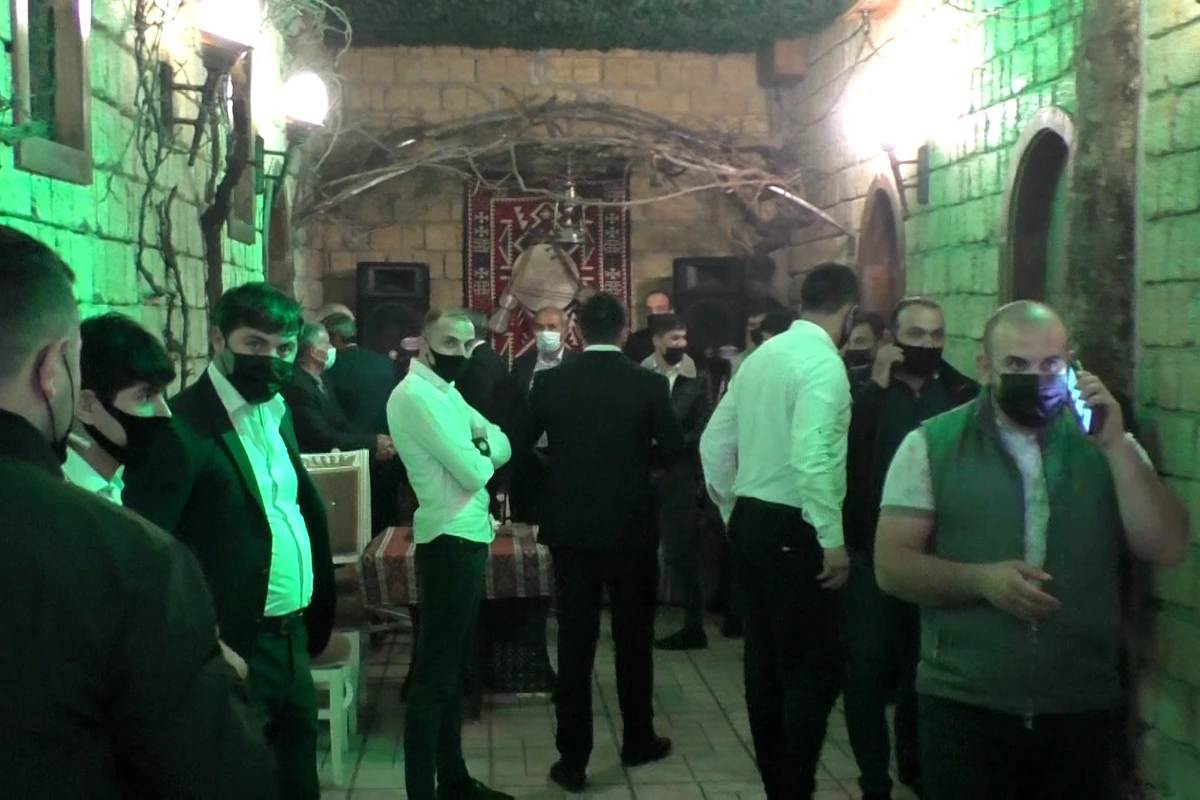 Restoranda qonaqları kabinetlərə yığıb toy etdilər - Polis hamını cərimələdi - ANBAAN VİDEO Restoranda qonaqları kabinetlərə yığıb toy etdilər - Polis hamını cərimələdi - ANBAAN VİDEO