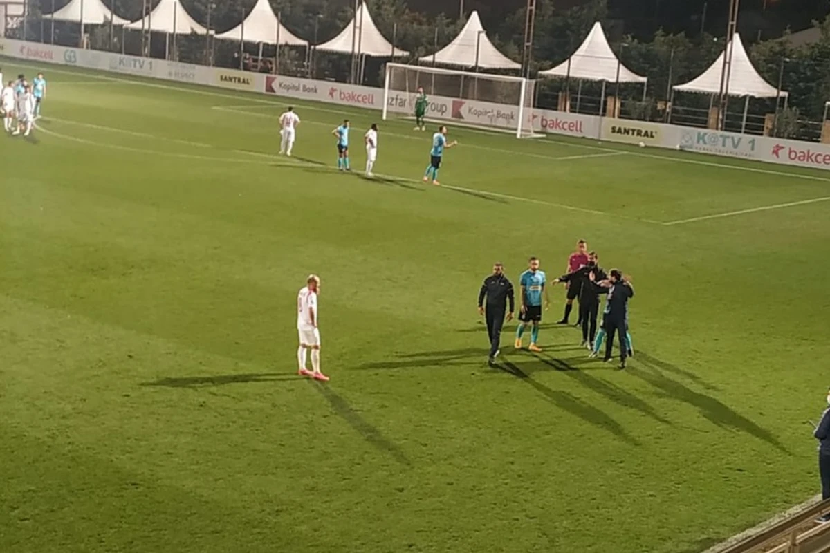 Zirə - Keşlə oyununda insident: Rəşad Sadıqov və futbolçusu qırmızı vərəqə aldı