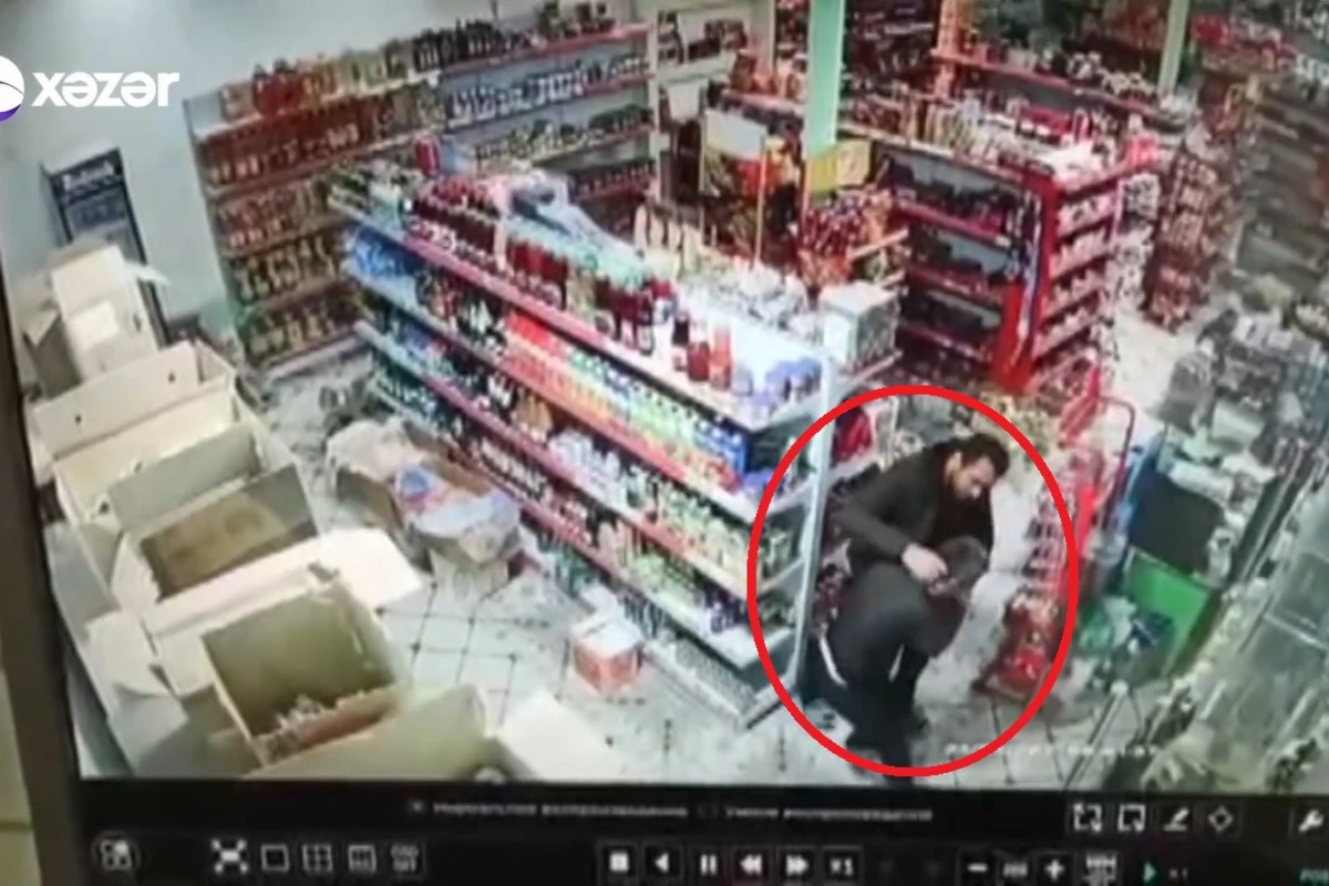 Mağaza sahibini döyüb, mağazada soyğunçuluq etdi – ANBAAN VİDEO