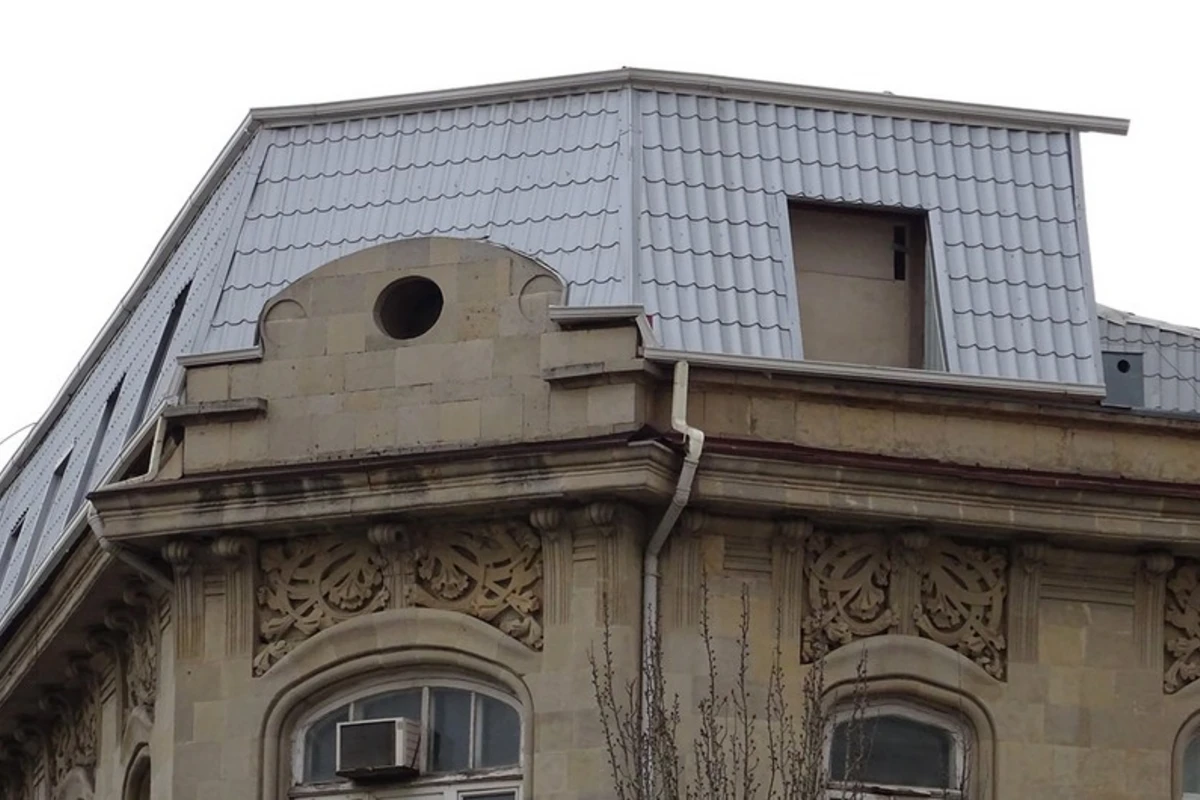 Bakıda tarixi binanın üzərində qanunsuz tikilən mansard sökülür - VİDEO