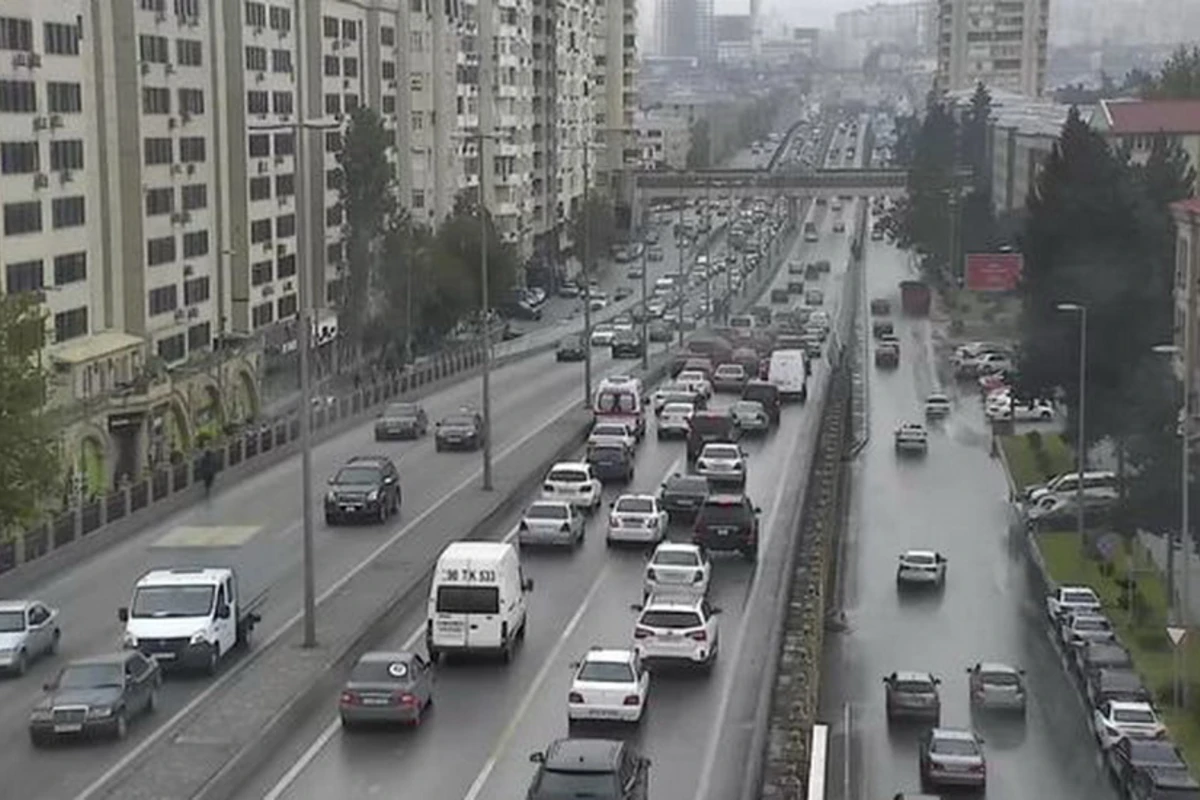 Парализовано движение на проспекте Зии Буниятова - ФОТО