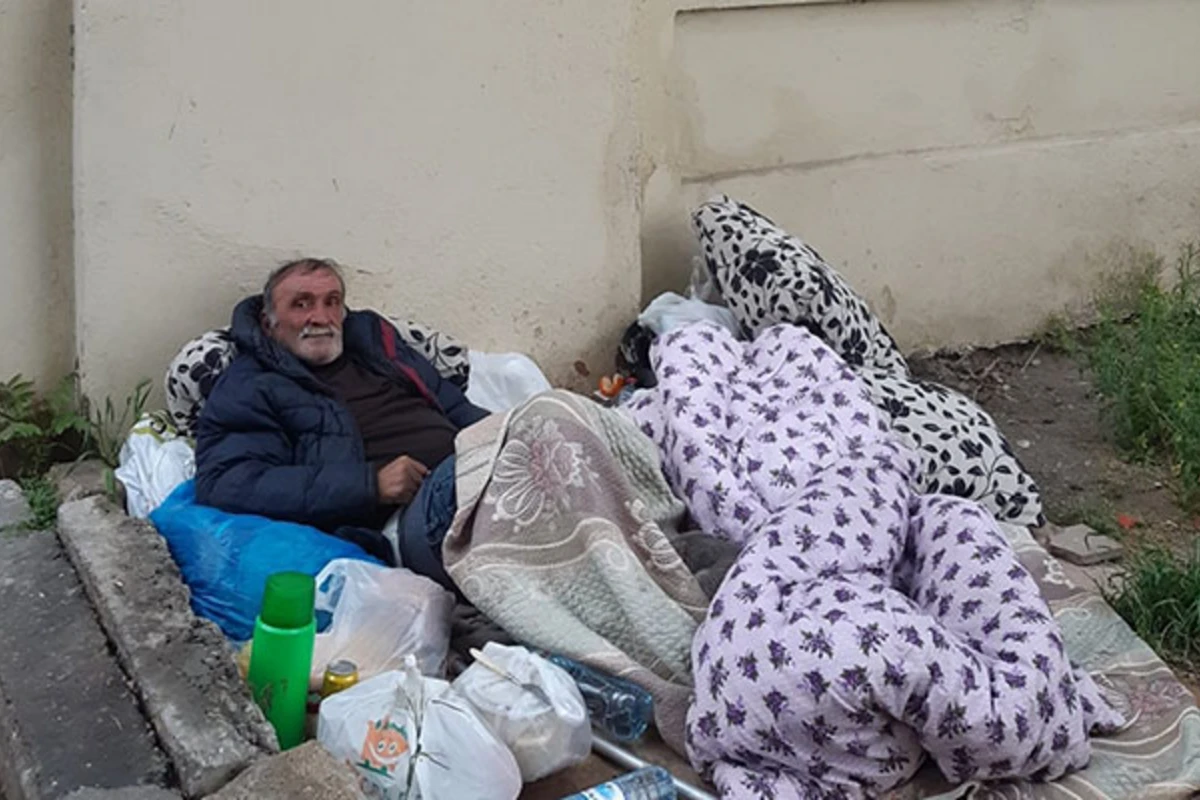 Küçədə qalsa da, yardım qəbul etməyən şəxslə bağlı - RƏSMİ AÇIQLAMA, FOTO