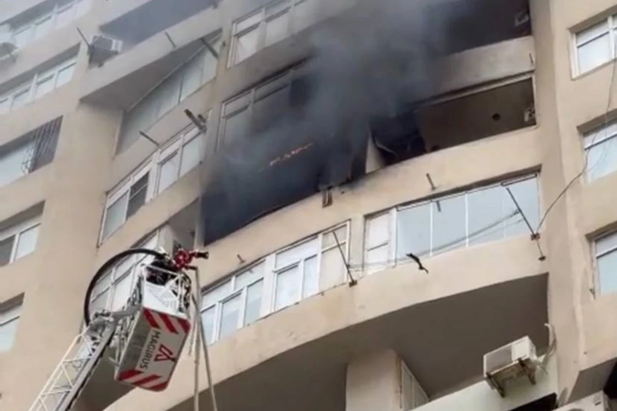 Bakıda hündürmərtəbəli binada baş verən yanğın söndürüldü - VİDEO - YENİLƏNİB