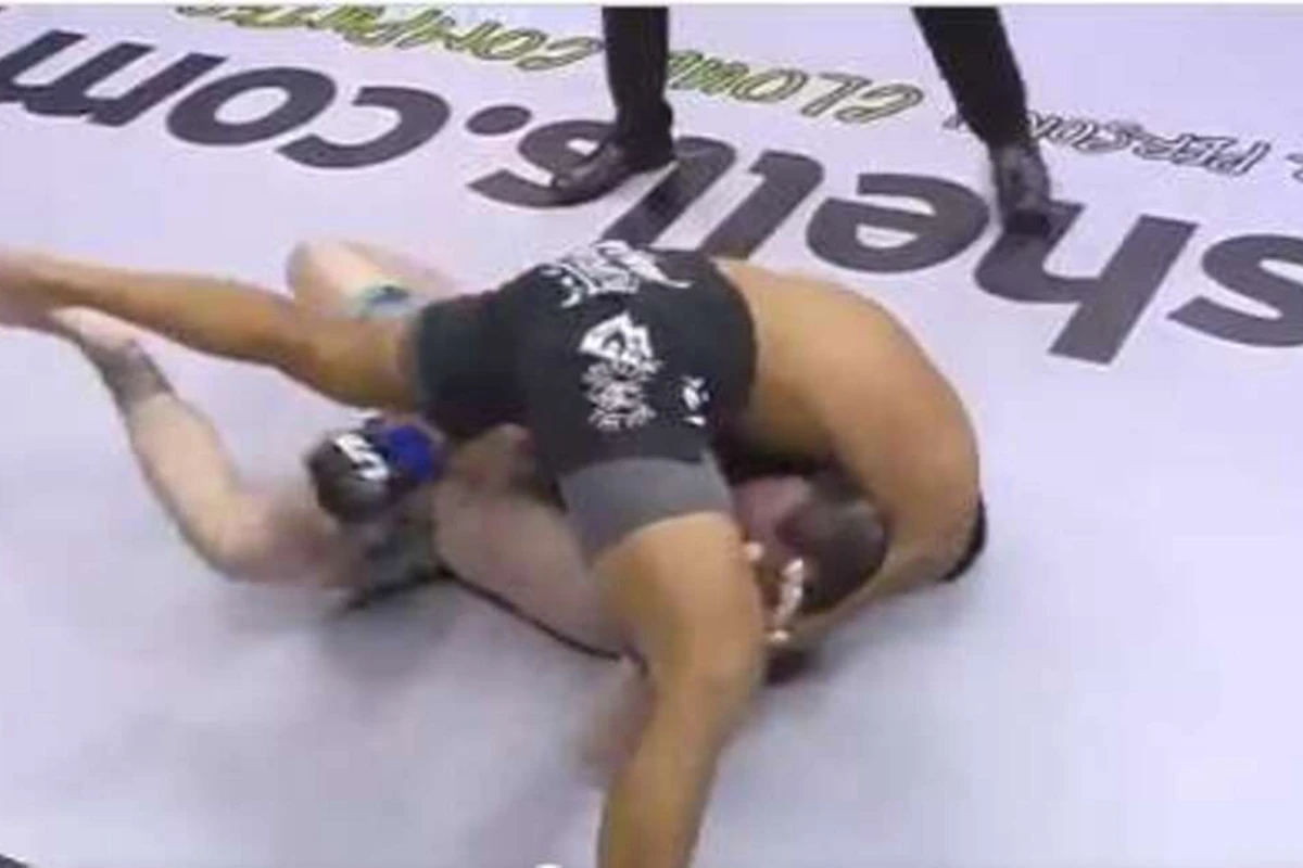 Боец MMA поскользнулся и нокаутировал соперника за 17 секунд - ВИДЕО