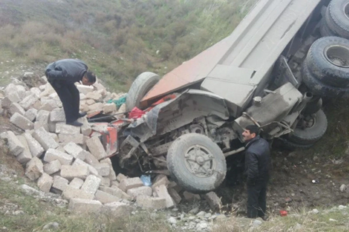 KamAZ yol kənarına aşıb, iki nəfər xəsarət alıb KamAZ yol kənarına aşıb, iki nəfər xəsarət alıb