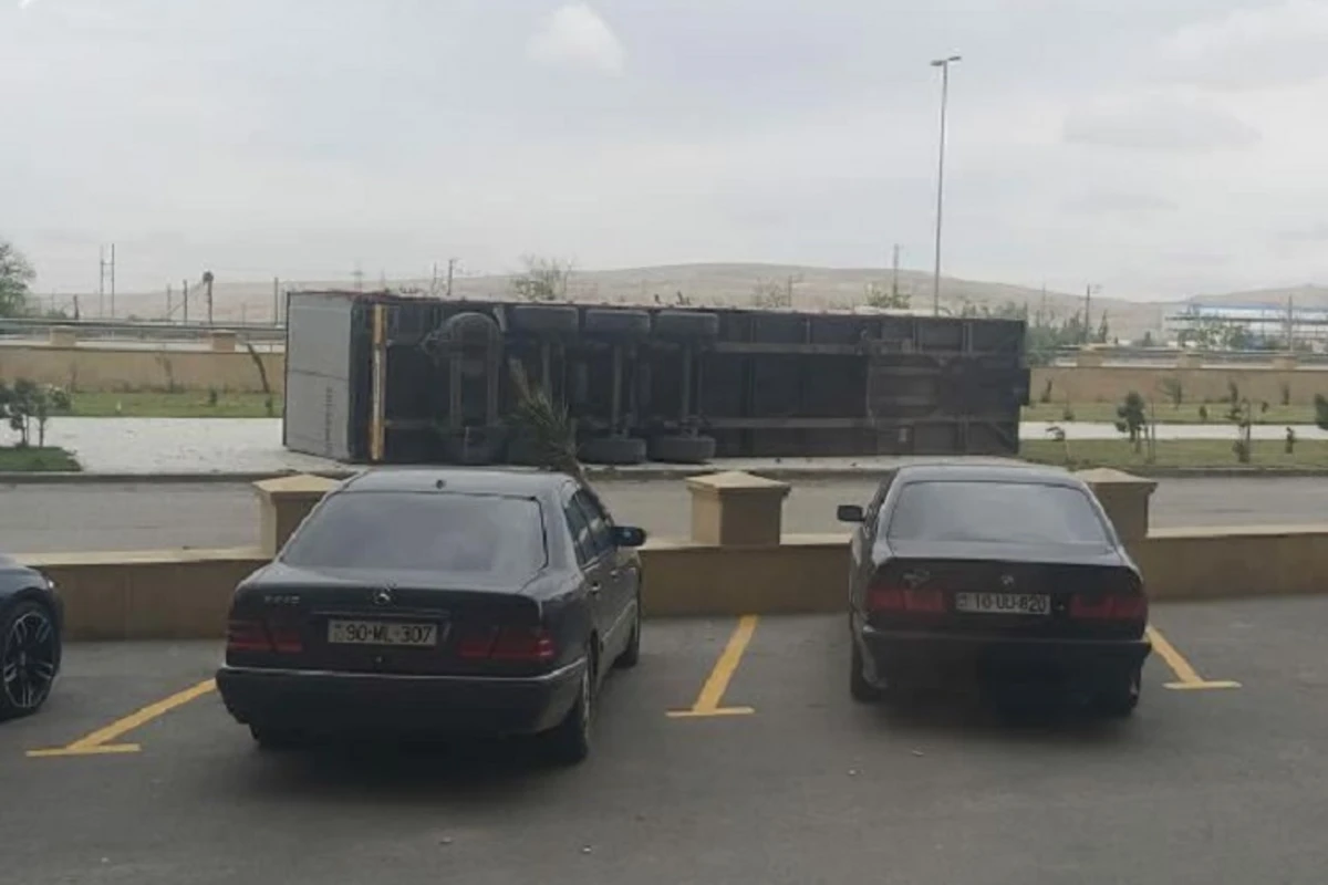 Bakıda güclü külək TIR-ı aşırdı