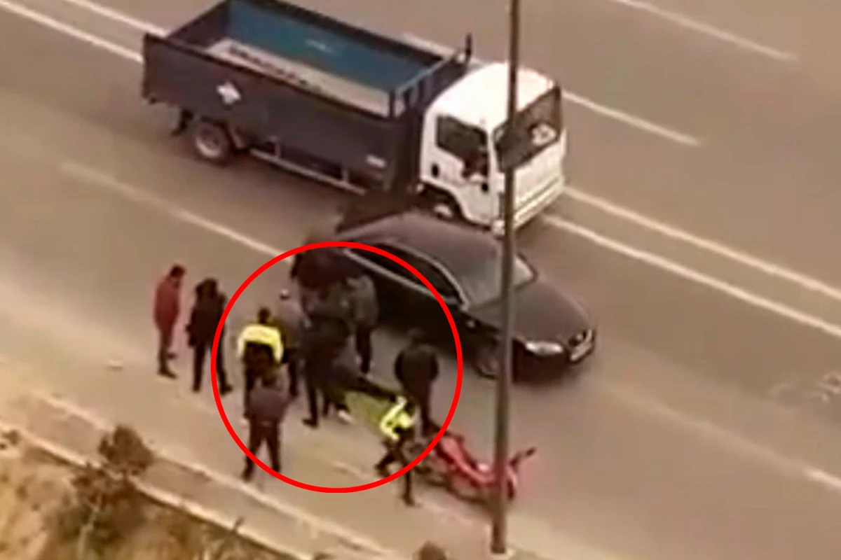 В Баку ветер отбросил мотоциклиста на автомобиль - ВИДЕО