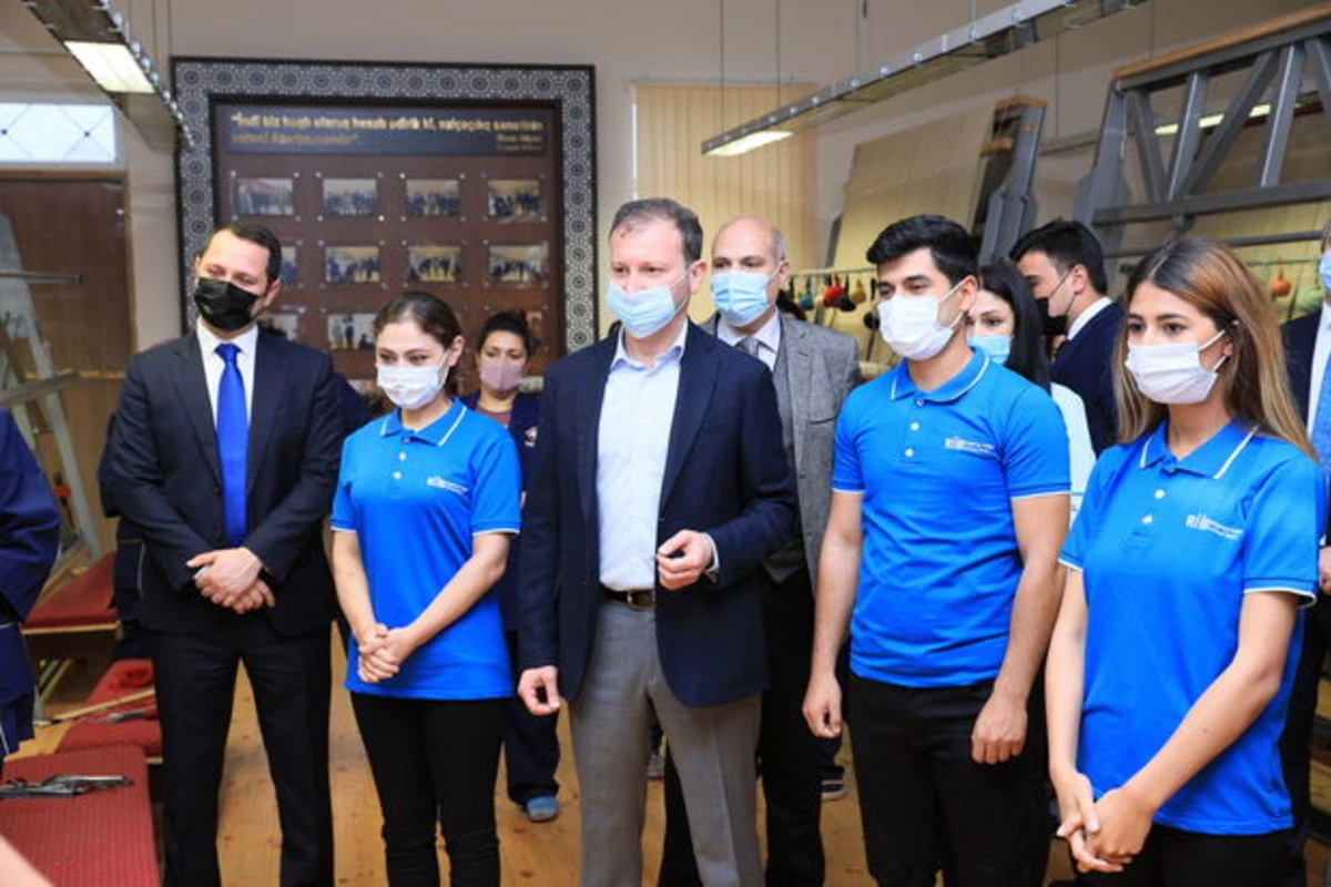 Xalçaçılarının peşə bayramı münasibətilə 149 xalça kəsilib - FOTO Xalçaçılarının peşə bayramı münasibətilə 149 xalça kəsilib - FOTO