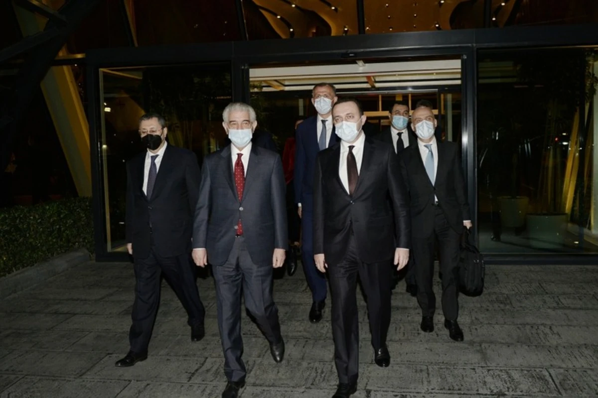Əli Əhmədov Gürcüstanın baş nazirini ölkəsinə yola saldı - FOTO