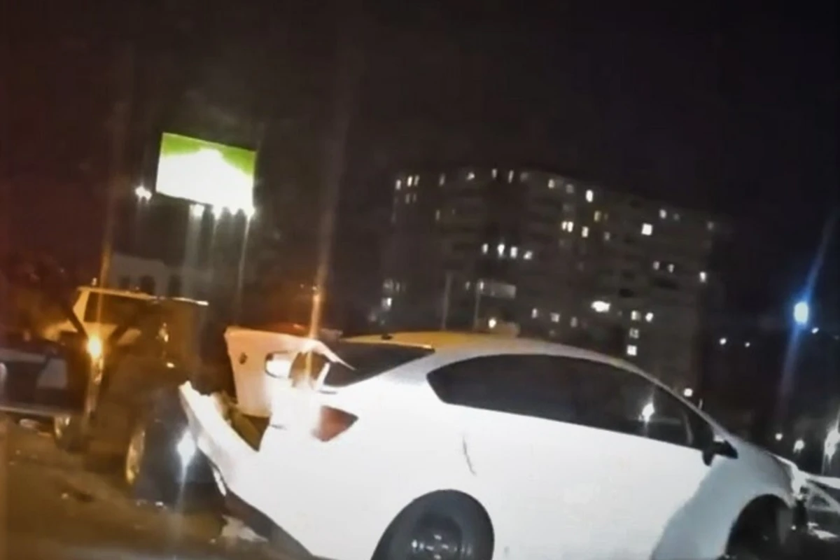 Bakıda körpüdə 5 avtomobilin toqquşduğu qəzadan VİDEO Bakıda körpüdə 5 avtomobilin toqquşduğu qəzadan VİDEO