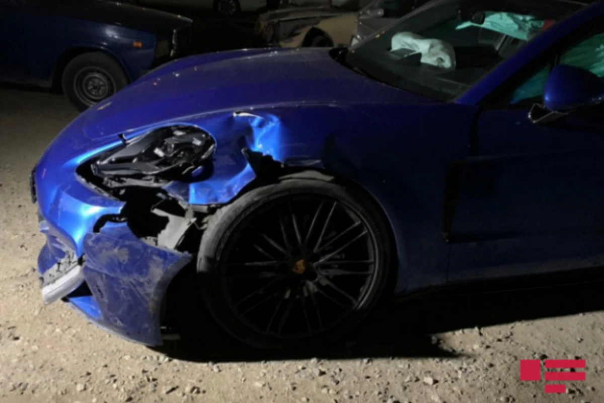 В Баку столкнулись Porsche и KIA, есть пострадавший - ВИДЕО