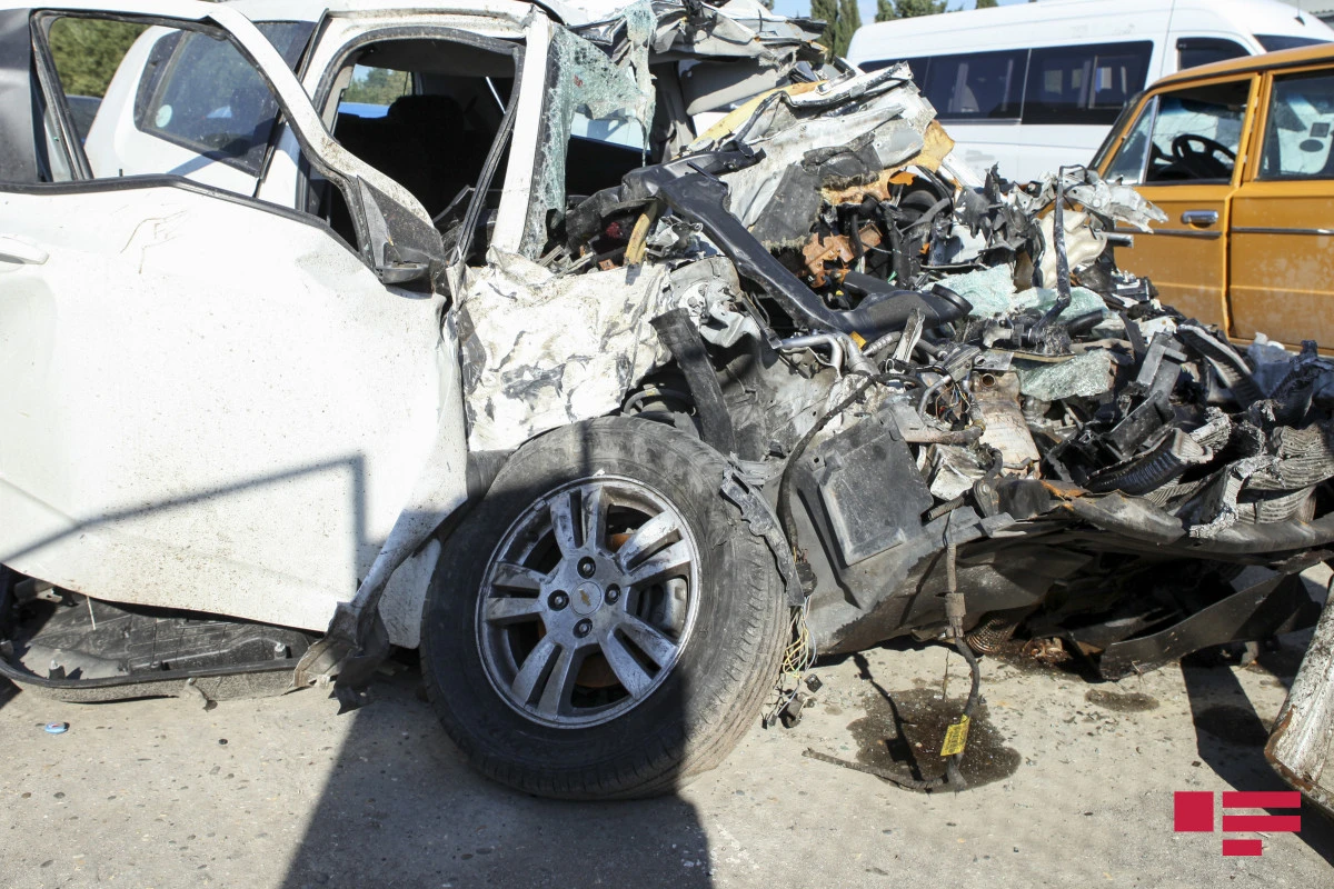 Azərbaycanda mikroavtobusla evakuator toqquşub, ölən var