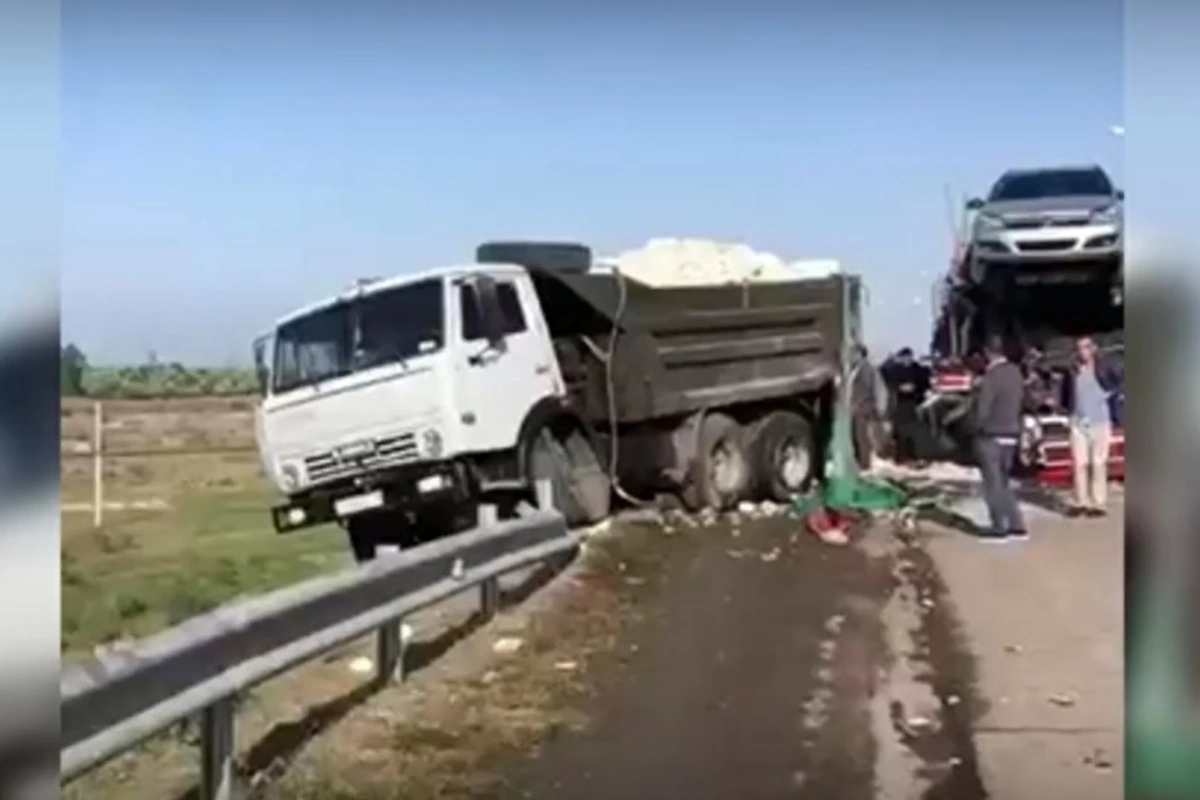 Bakı-Qazax yolunda ağır qəza: TIR yük maşınına çırpıldı - VİDEO