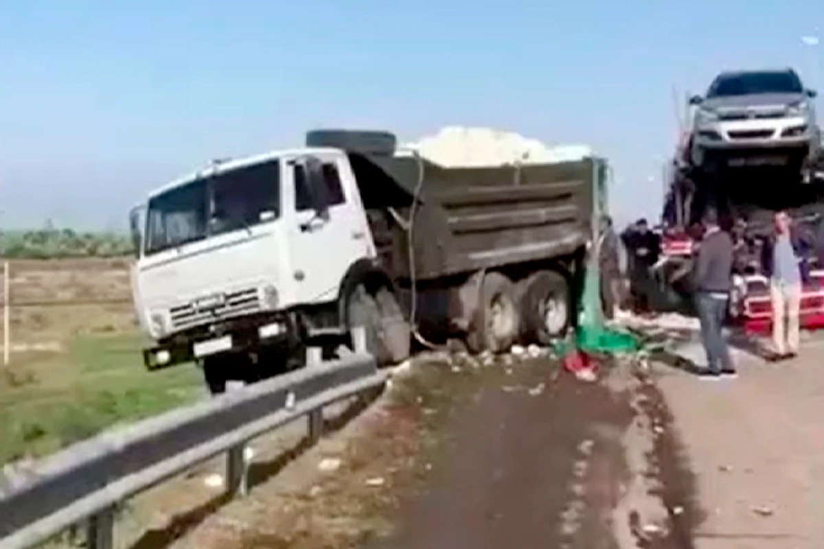 Тяжелое ДТП на трассе Баку-Газах: фура врезалась в грузовик - ВИДЕО