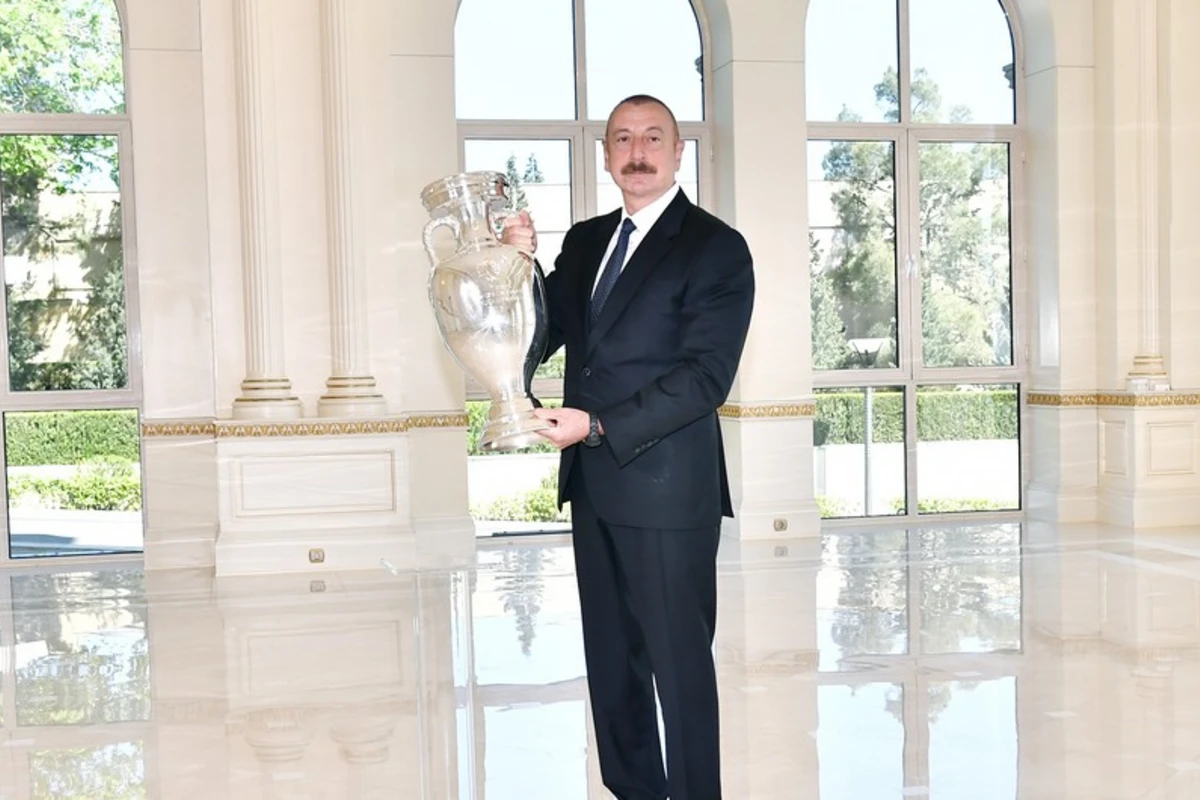 AVRO-2020-nin kuboku Prezident İlham Əliyevə təqdim olunub - FOTO AVRO-2020-nin kuboku Prezident İlham Əliyevə təqdim olunub - FOTO