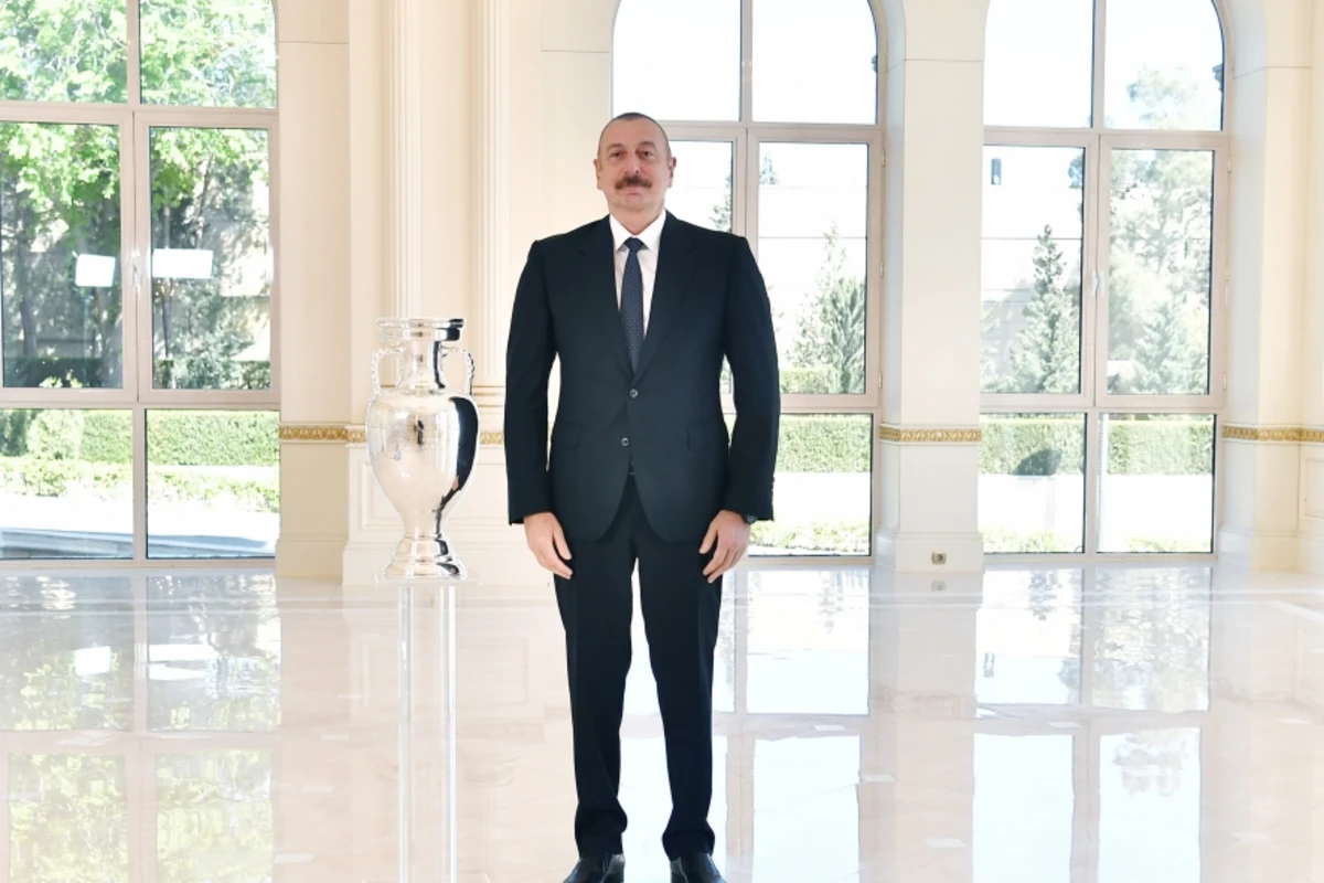 Президенту Ильхаму Алиеву передан кубок ЕВРО-2020 - ФОТО