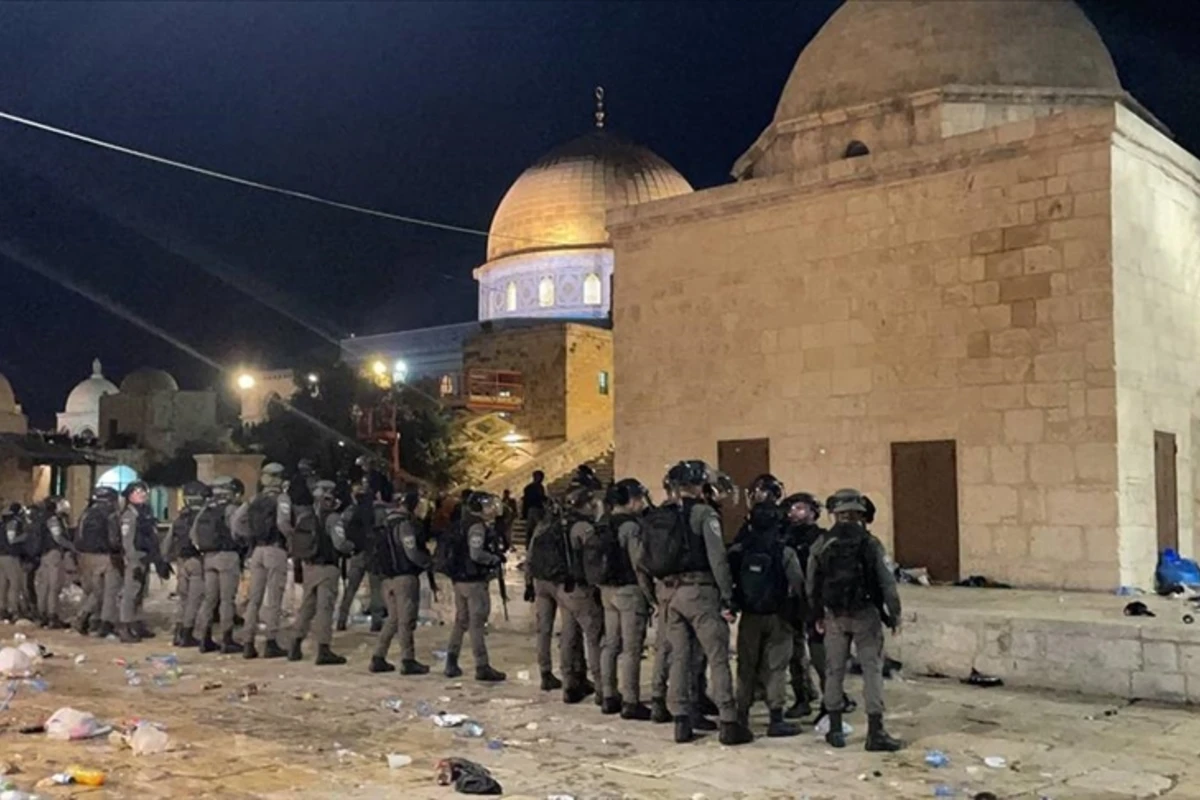 İsrail polisi ilə fələstinlilər arasında Əl-Əqsa məscidində toqquşma yaşanıb İsrail polisi ilə fələstinlilər arasında Əl-Əqsa məscidində toqquşma yaşanıb