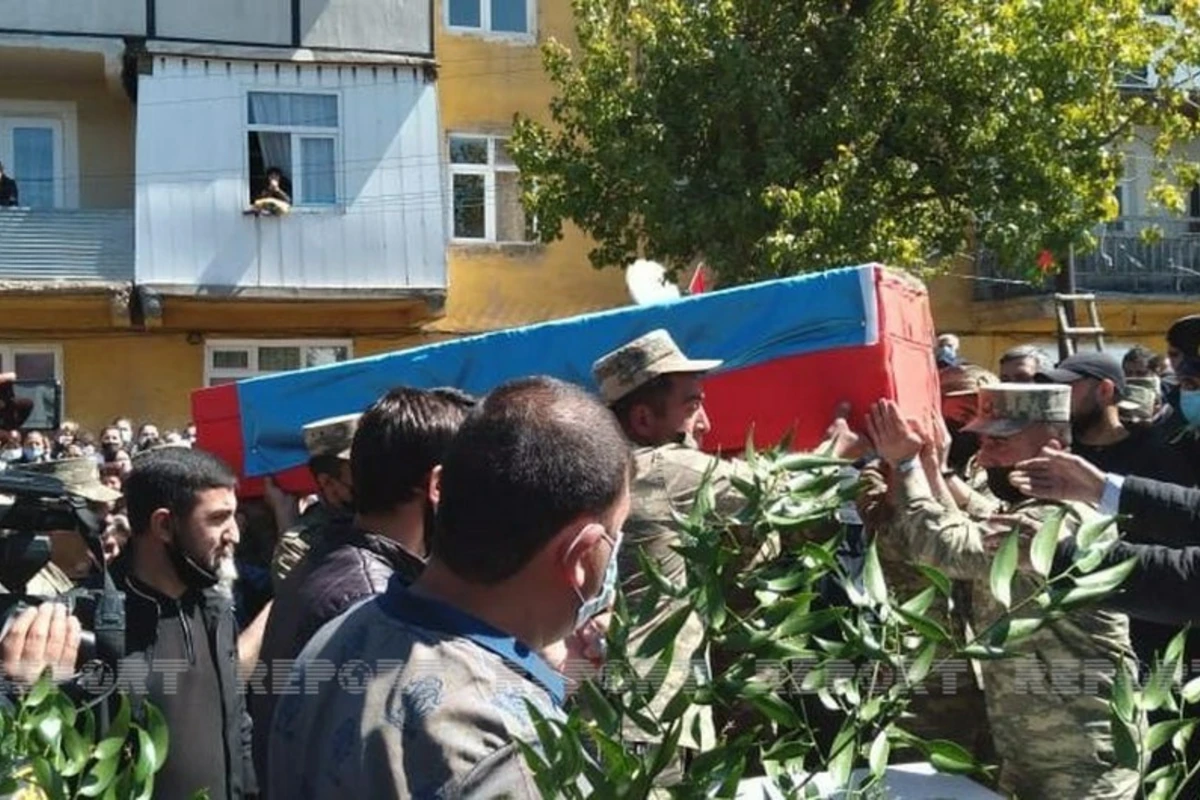Şəhid Elməddin Vəkilovla vida mərasimi keçirilir - FOTO Şəhid Elməddin Vəkilovla vida mərasimi keçirilir - FOTO