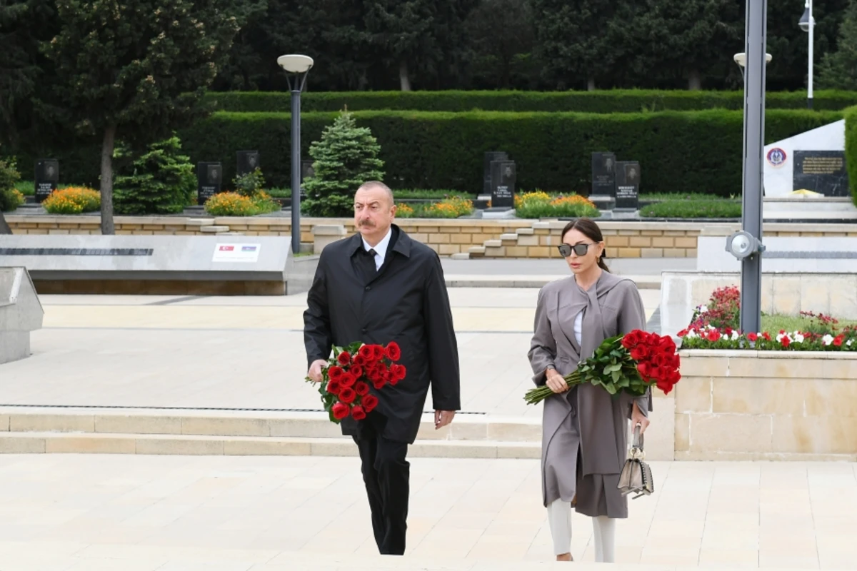 İlham Əliyev və Mehriban Əliyeva Həzi Aslanovun məzarını ziyarət ediblər İlham Əliyev və Mehriban Əliyeva Həzi Aslanovun məzarını ziyarət ediblər