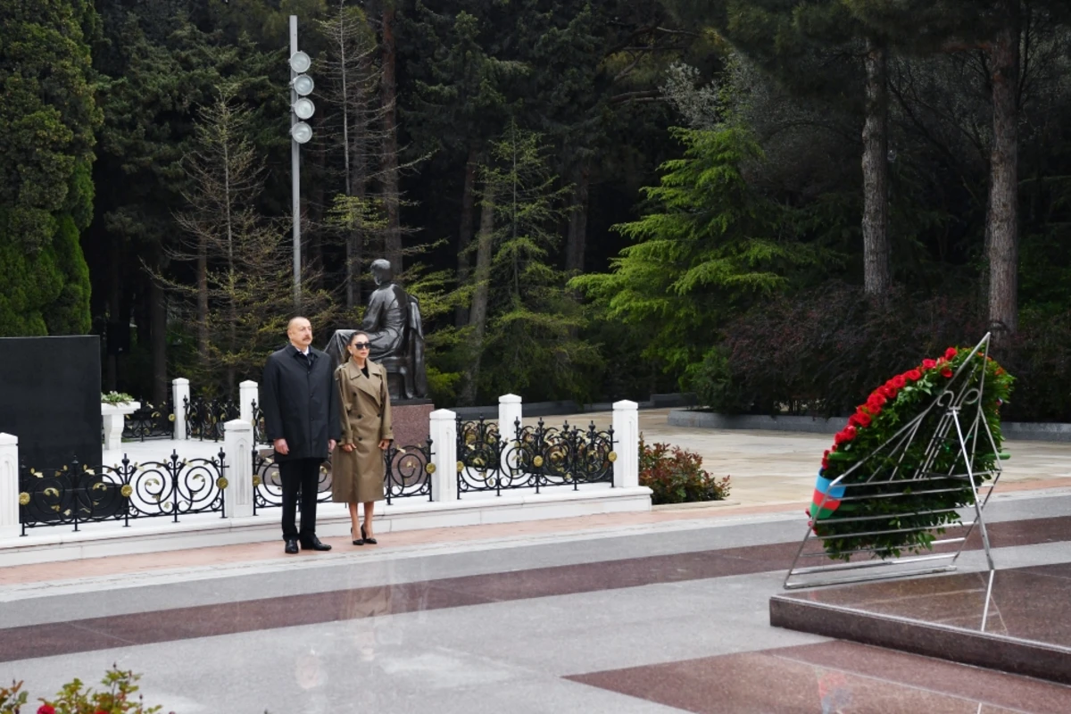 Prezident İlham Əliyev və Mehriban Əliyeva ulu öndər Heydər Əliyevin məzarını ziyarət ediblər - VİDEO