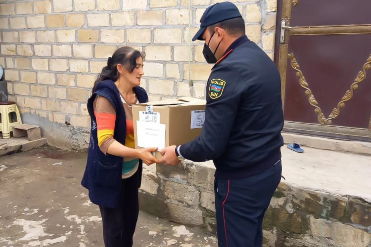 Samux polisi şəhid ailələrinə bayram sovqatları paylayıb Samux polisi şəhid ailələrinə bayram sovqatları paylayıb