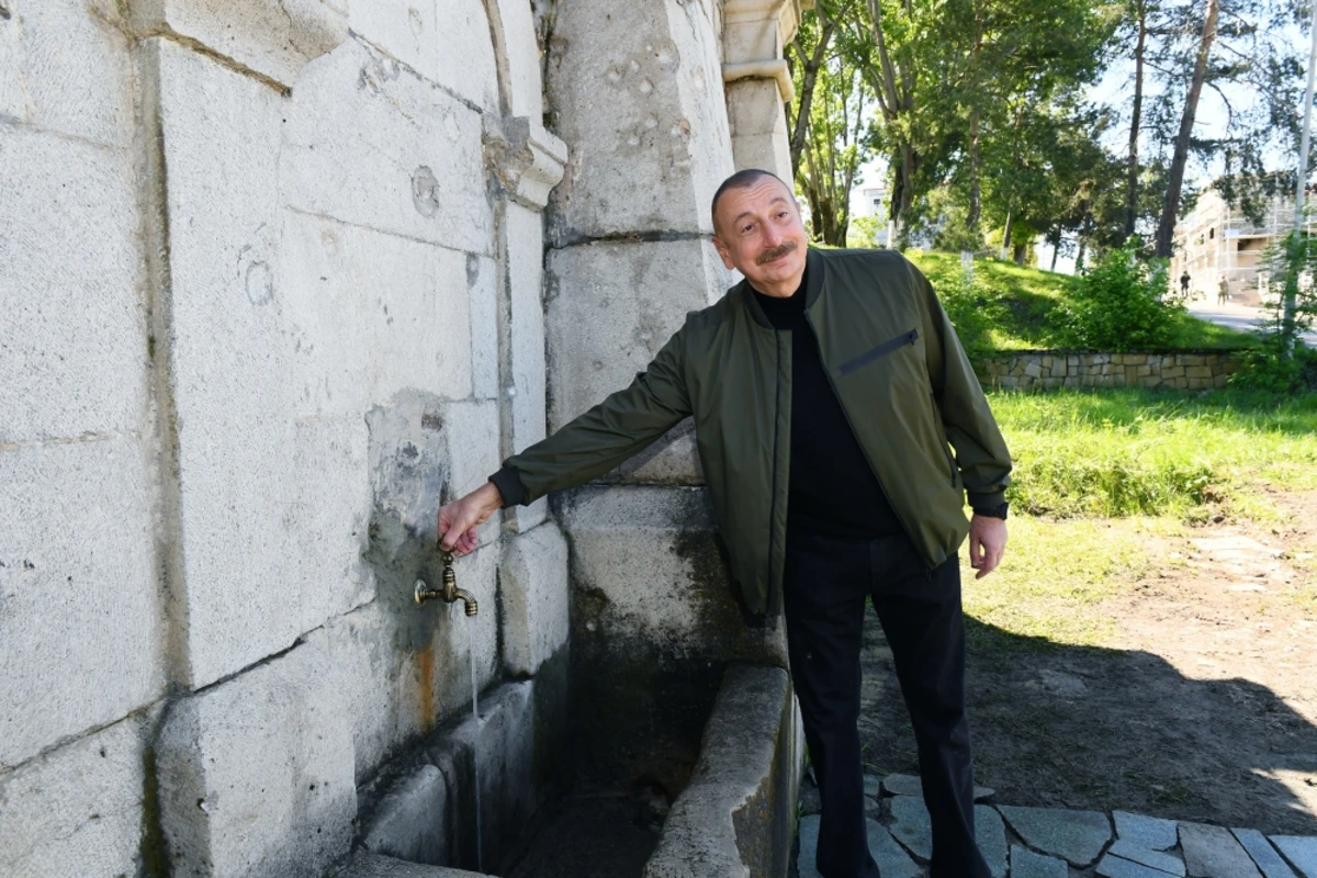 Prezident Şuşada bərpa edilən “Xan qızı” bulağında olub