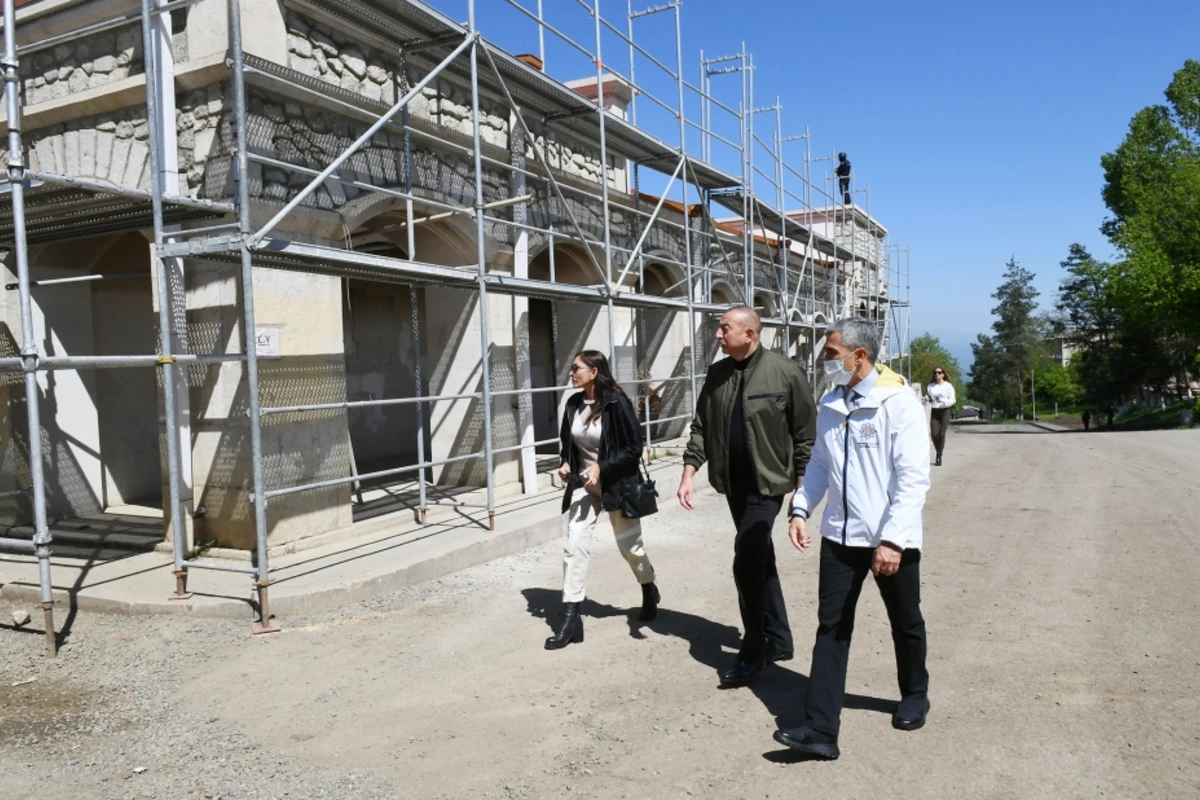 Prezident İlham Əliyev Şuşa Rəsm Qalereyasında görülən işlərlə tanış olub