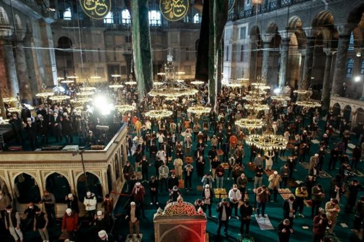 Ayasofya məbədində 87 il sonra ilk bayram namazı qılınıb
