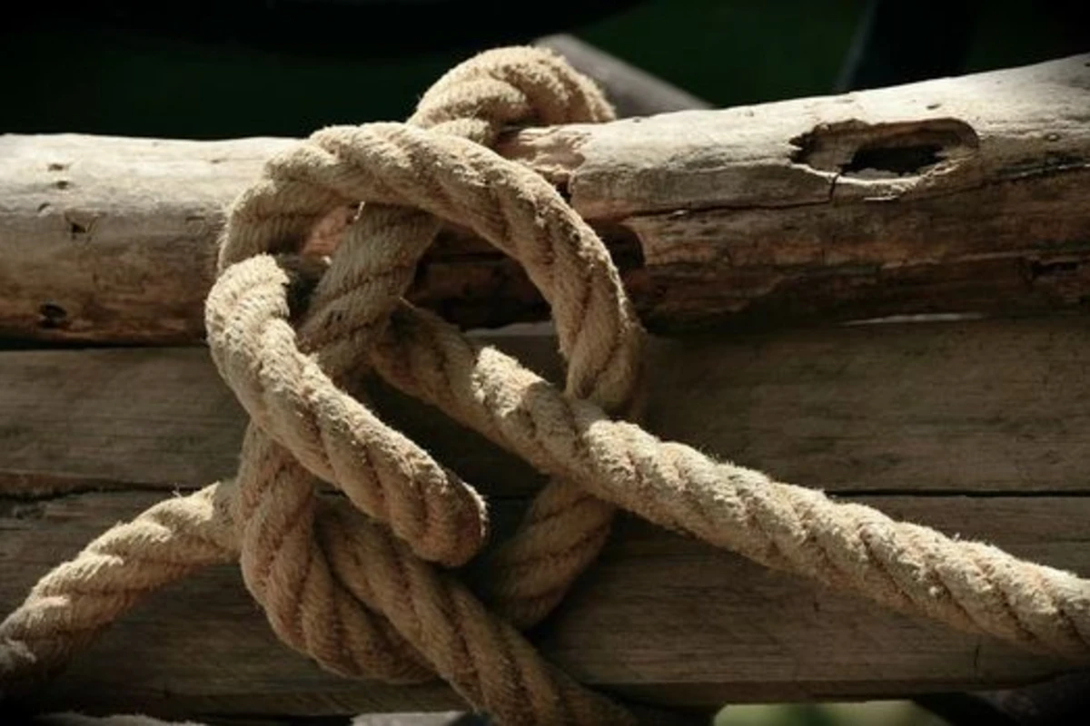 Biləsuvarda bir uşaq anası özünü tövlədən asdı